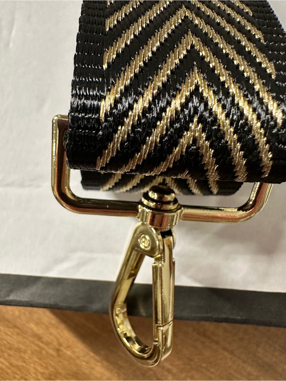 London Black & Gold Chevron Bag Strap - Picture 3 of 3